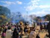 比治山公園に人が集まっている様子